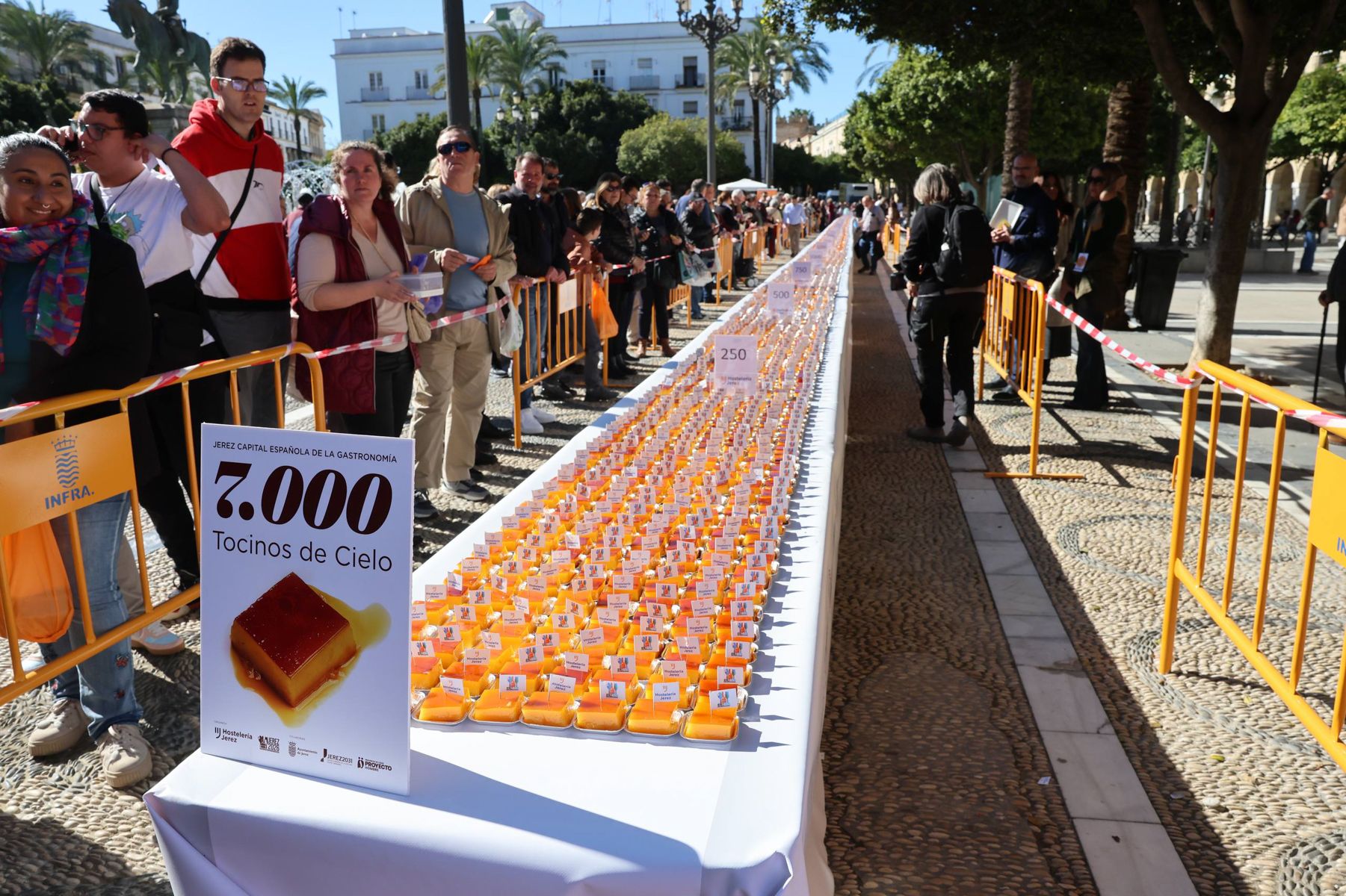 Los 7.000 tocinos de cielo en el centro de Jerez, en plaza del Arenal. Los 7.000 tocinos de cielo en el centro de Jerez, en plaza del Arenal.