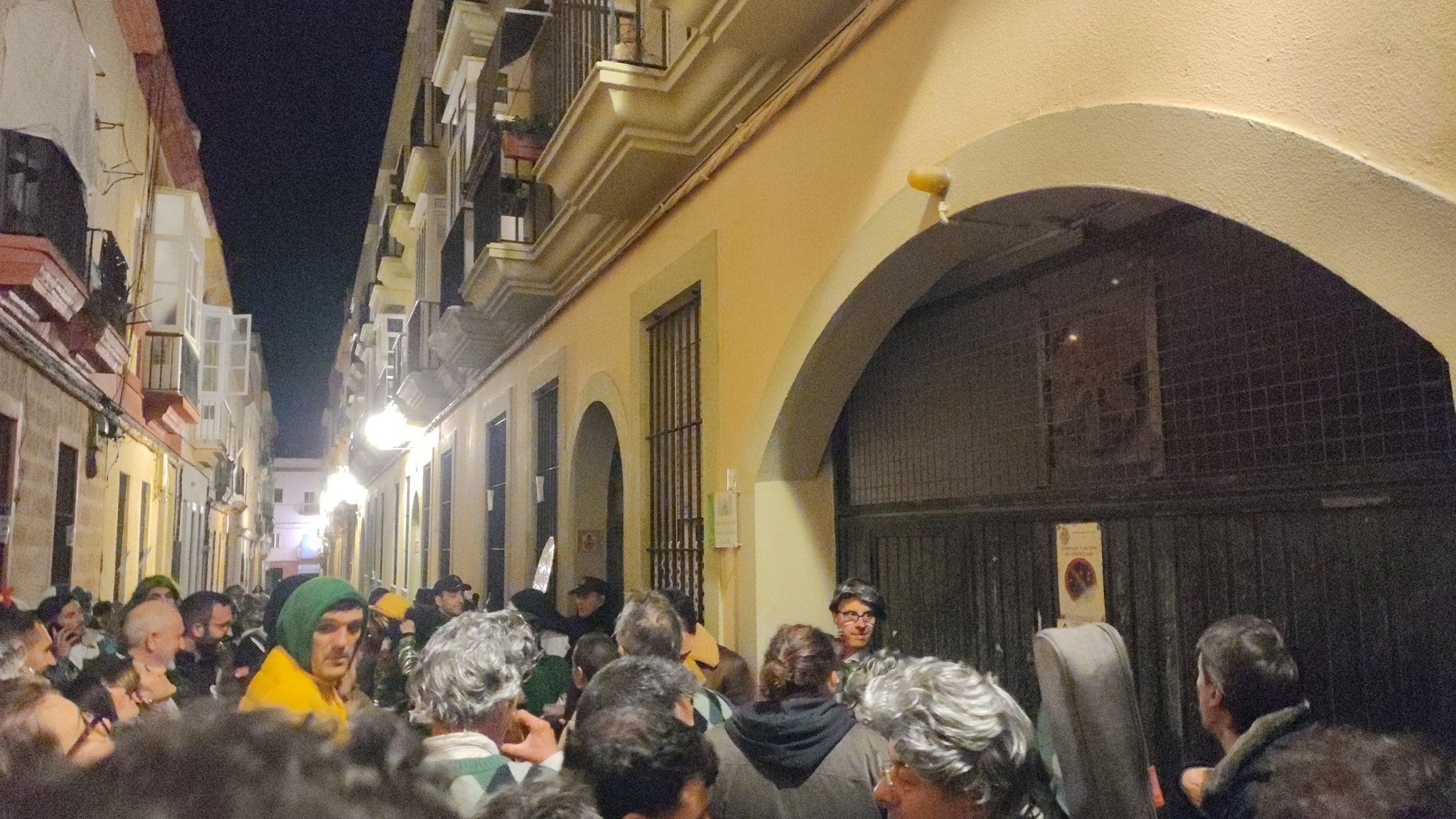 La chirigota, tras la llegada de Policía Nacional, en una imagen compartida por la cuenta @AdoboDeGades. La chirigota, tras la llegada de Policía Nacional, en una imagen compartida por la cuenta @AdoboDeGades.