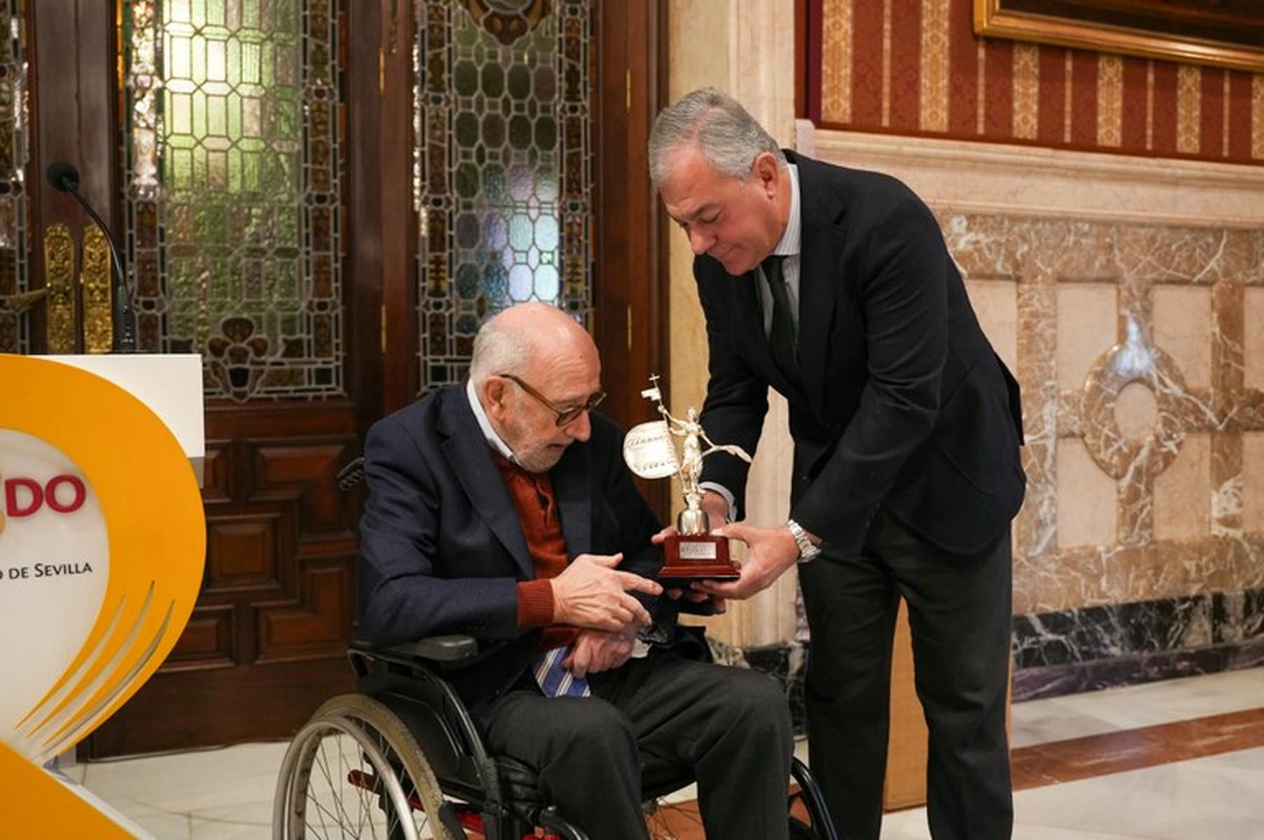 Alfonso Sedeño, con el alcalde. Alfonso Sedeño, con el alcalde.