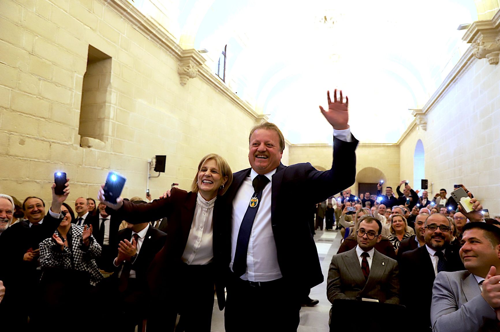 La alcaldesa, con el alcalde de Victoria. La alcaldesa, con el alcalde de Victoria.