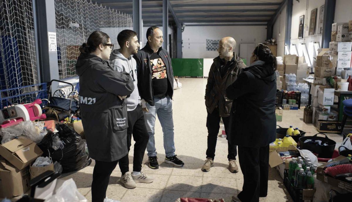 El alcalde Carlos García, en la zona donde se está guardando el material solidario que se está recibiendo
