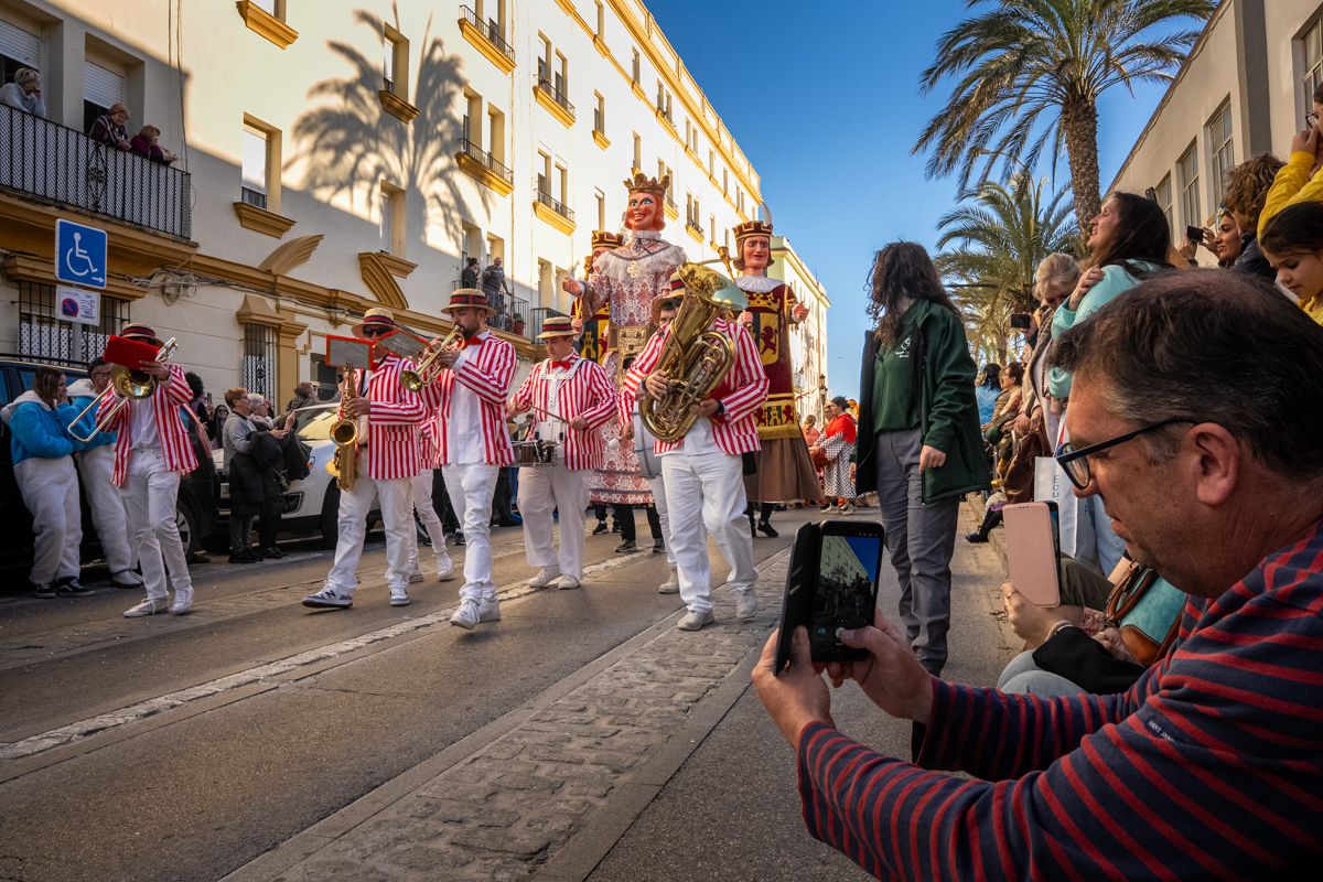 La Cabalgata del Humor del Carnaval de Cádiz 2026, en imágenes
