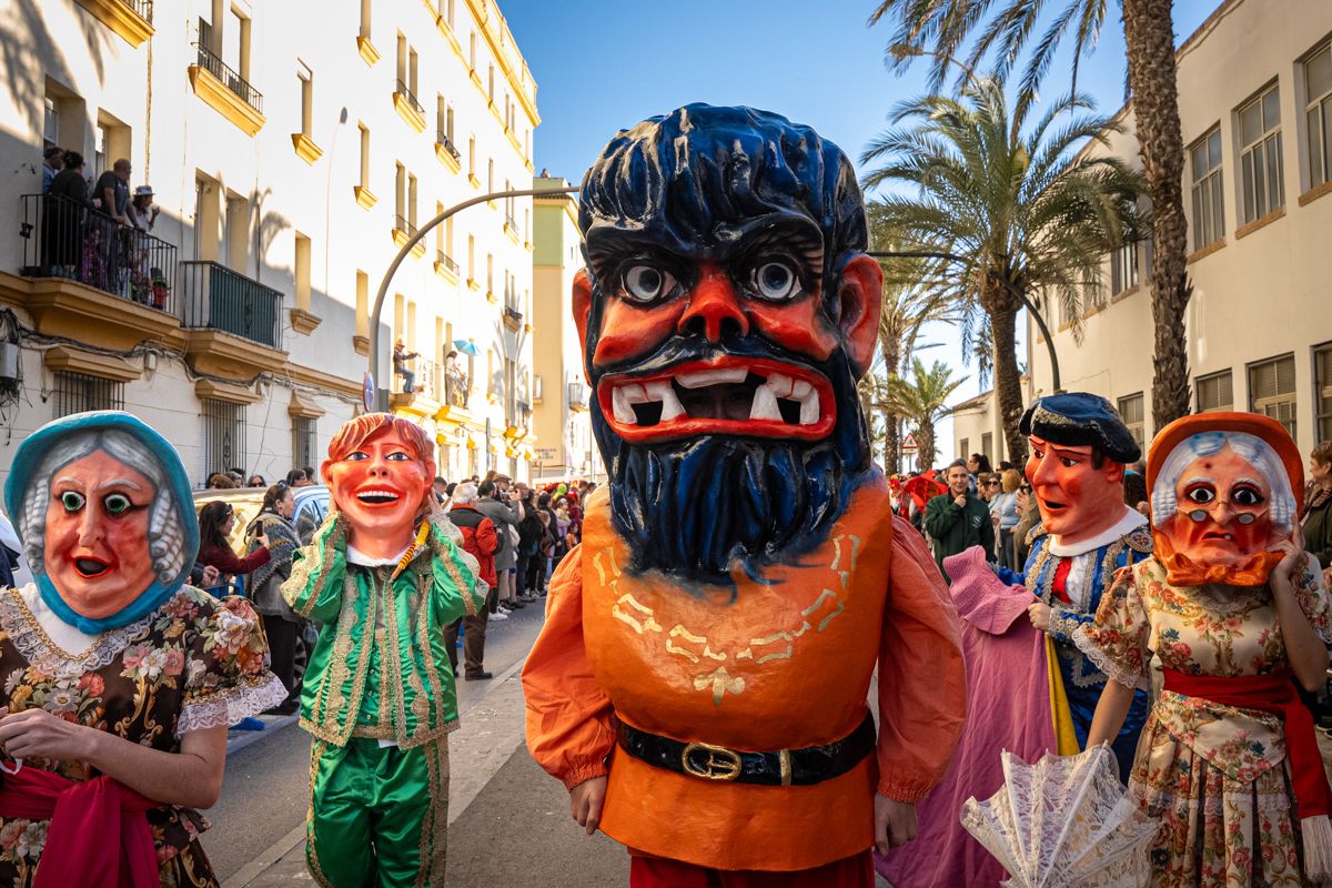 La Cabalgata del Humor del Carnaval de Cádiz 2026, en imágenes