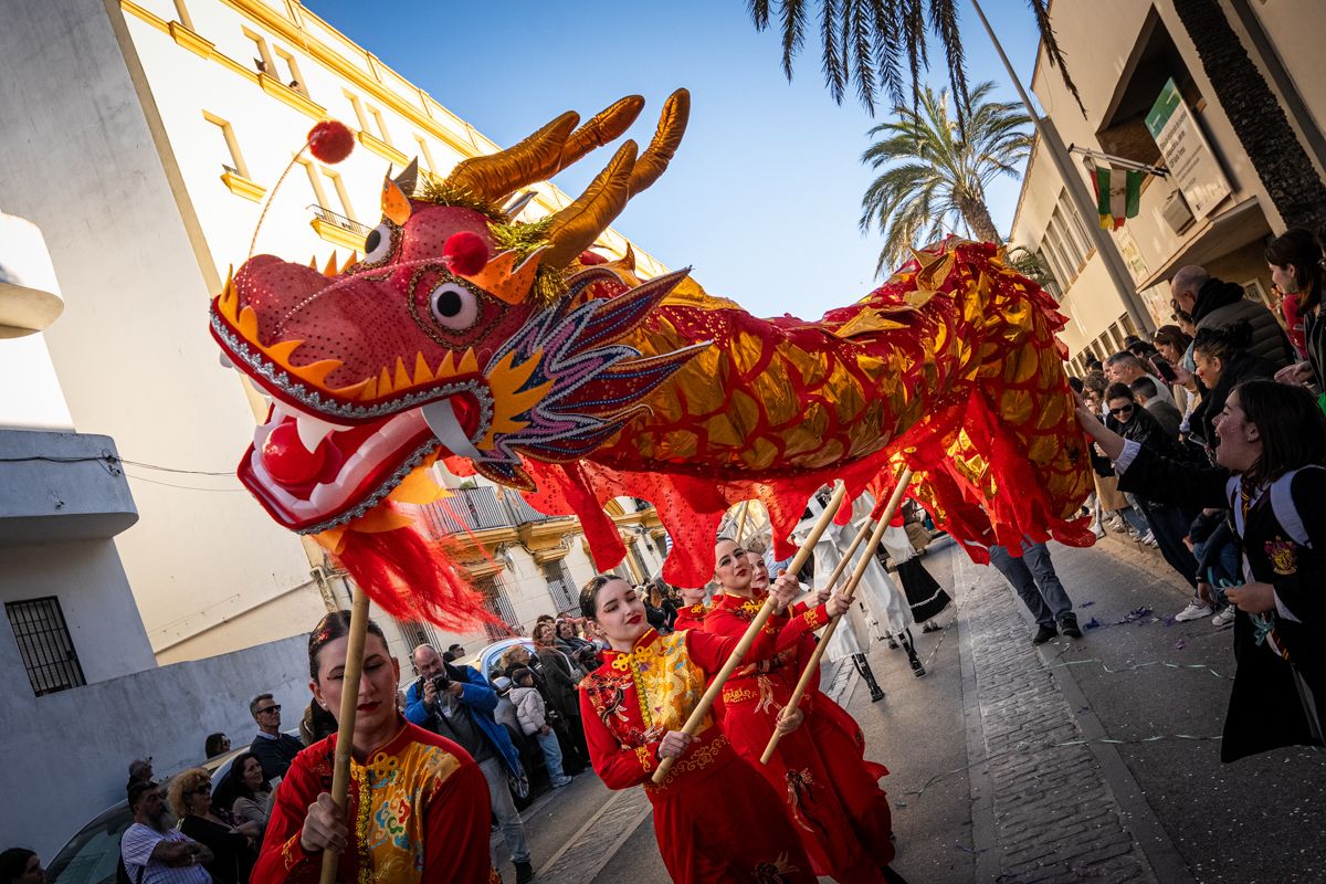 La Cabalgata del Humor del Carnaval de Cádiz 2026, en imágenes