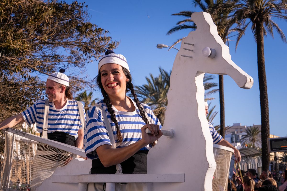 La Cabalgata del Humor del Carnaval de Cádiz 2026, en imágenes