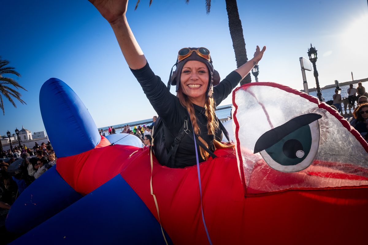 La Cabalgata del Humor del Carnaval de Cádiz 2026, en imágenes