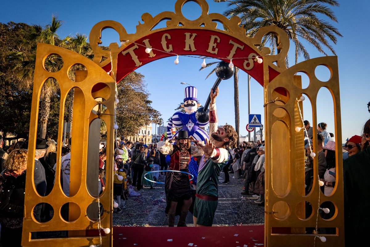 La Cabalgata del Humor del Carnaval de Cádiz 2026, en imágenes