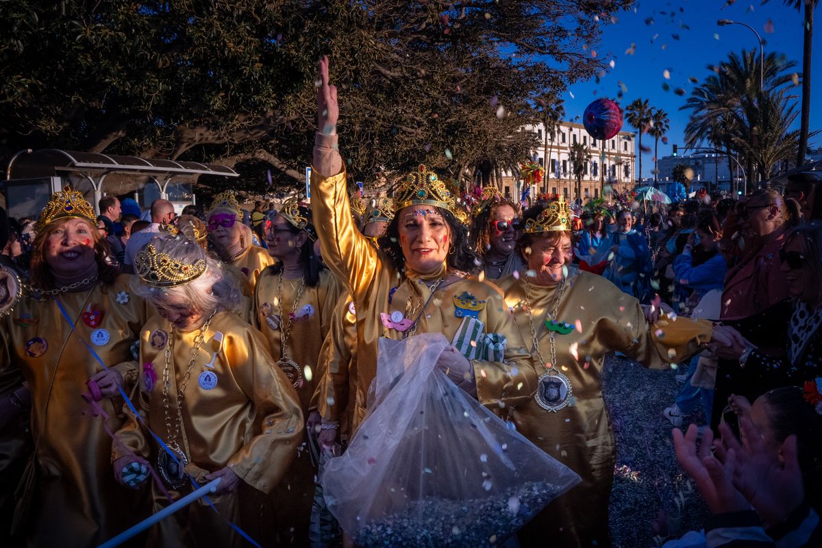 Un grupo disfrazado en la Cabalgata del Humor del Carnaval de Cádiz.