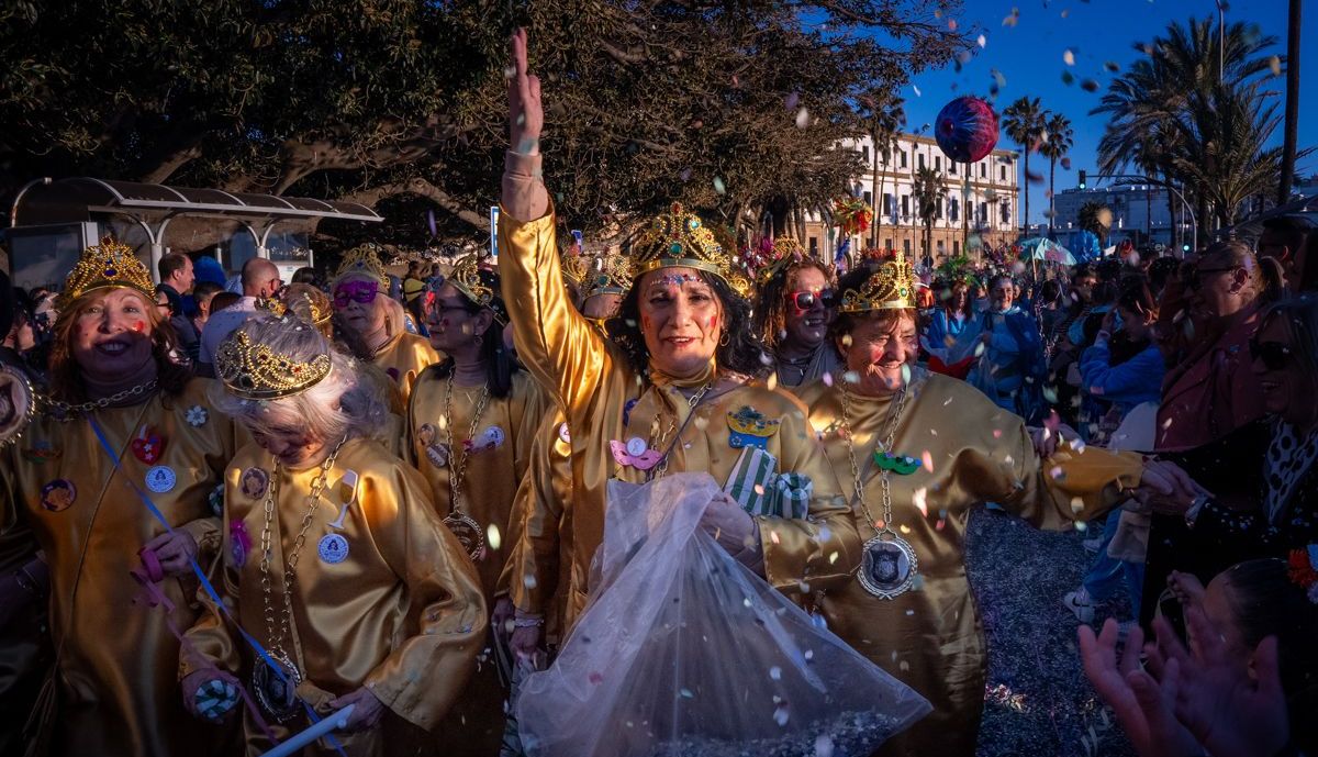 Un grupo disfrazado en la Cabalgata del Humor del Carnaval de Cádiz.