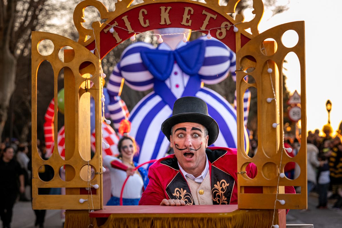 Otra imagen de la Cabalgata del Humor del Carnaval de Cádiz 2026.