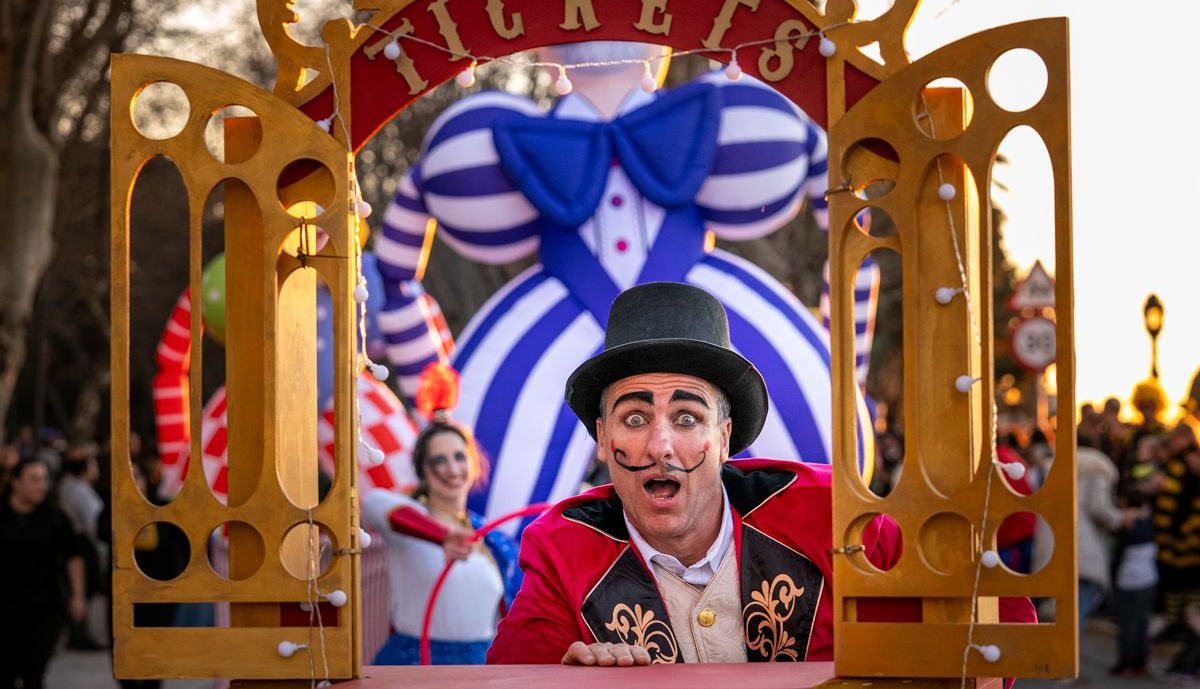 Otra imagen de la Cabalgata del Humor del Carnaval de Cádiz 2026.