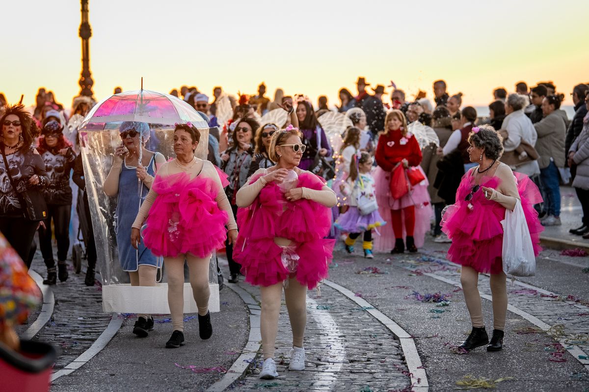 La Cabalgata del Humor del Carnaval de Cádiz 2026, en imágenes