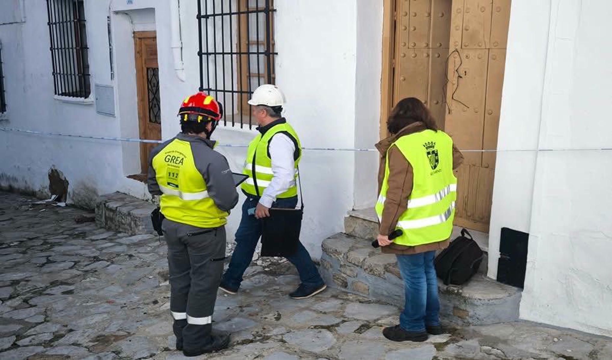 Técnicos en las viviendas de Grazalema.