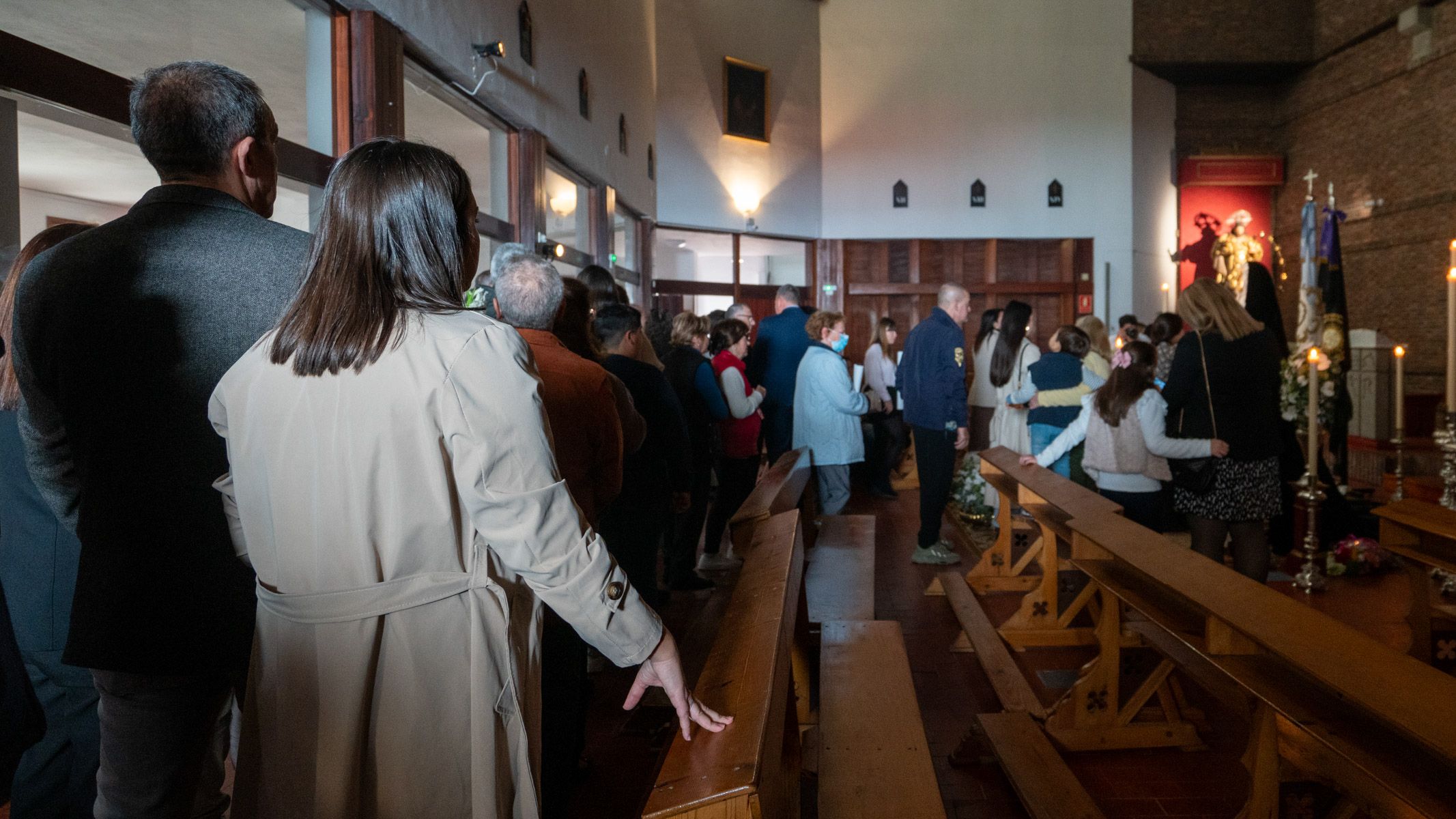 Colas en la parroquia de Madre de Dios en el besamanos de Amor y Sacrificio.