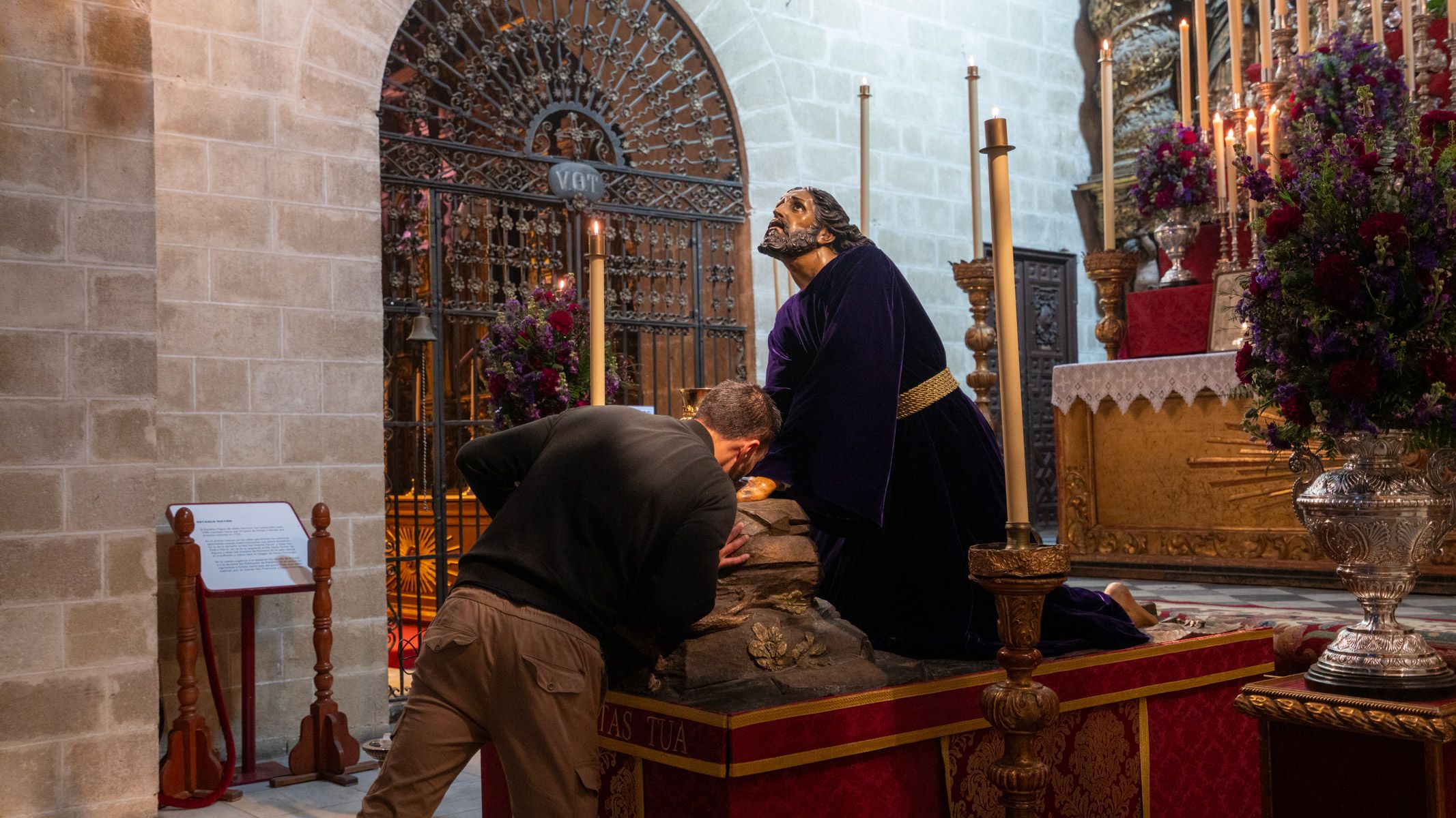 El primer domingo de Cuaresma en Jerez, con varios besapiés y besamanos, en imágenes.