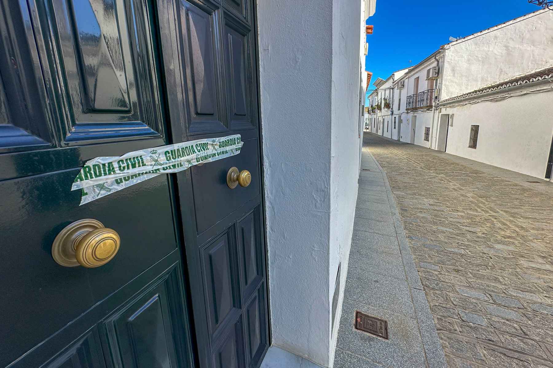 La vivienda donde han sido localizados los dos cadáveres. EFE/DAVID ARJONA La vivienda donde han sido localizados los dos cadáveres. EFE/DAVID ARJONA