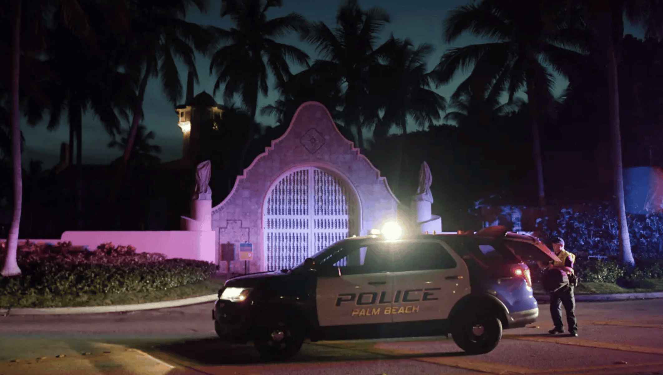 La Policía, en las inmediaciones de la mansión de Donald Trump. La Policía, en las inmediaciones de la mansión de Donald Trump.