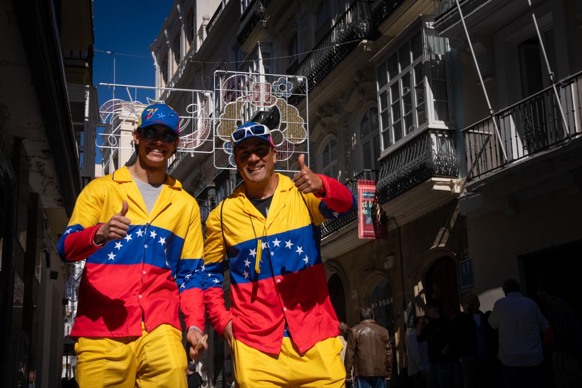 Domingo de Piñata: Cádiz vibra entre coplas, coros, gastronomía y la quema de la Bruja Piti al ritmo de la música electrónica