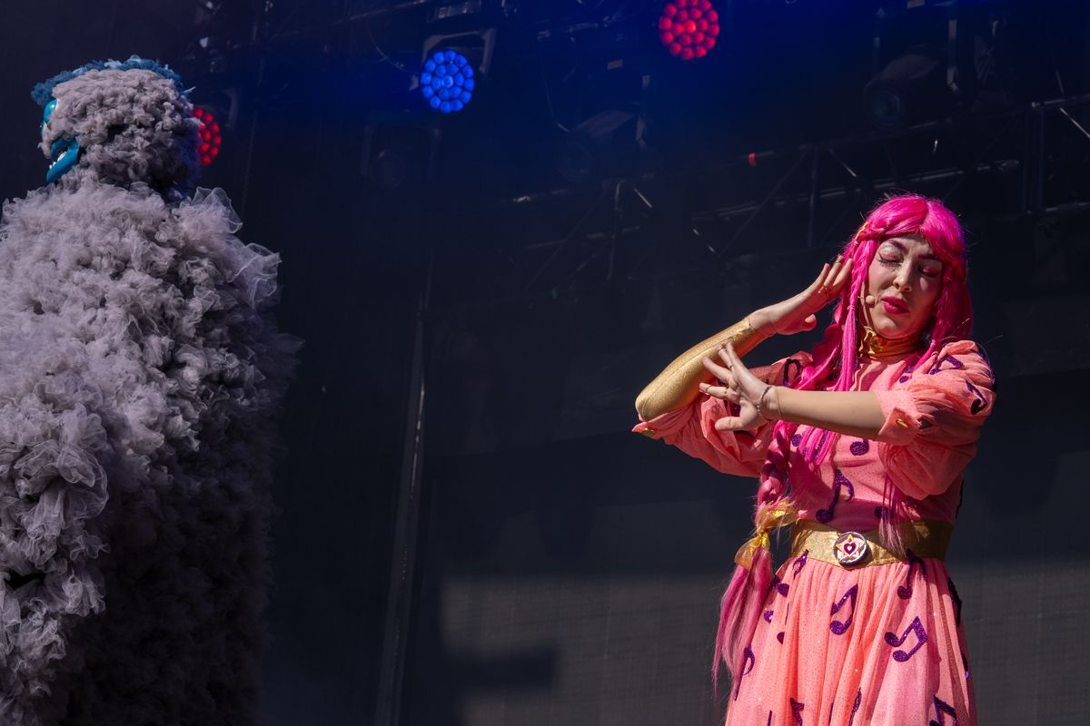 Domingo de Piñata: Cádiz vibra entre coplas, coros, gastronomía y la quema de la Bruja Piti al ritmo de la música electrónica