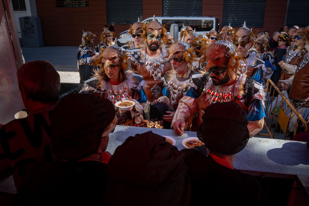 Domingo de Piñata: Cádiz vibra entre coplas, coros, gastronomía y la quema de la Bruja Piti al ritmo de la música electrónica