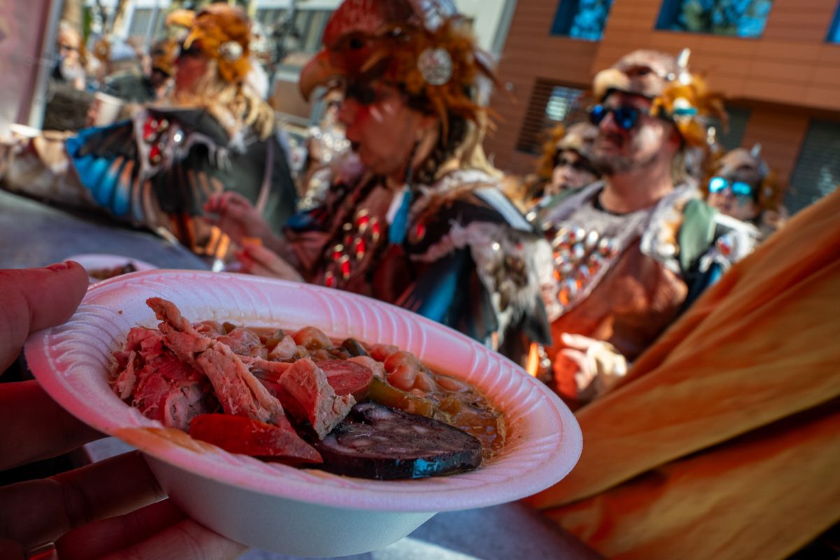 Domingo de Piñata: Cádiz vibra entre coplas, coros, gastronomía y la quema de la Bruja Piti al ritmo de la música electrónica