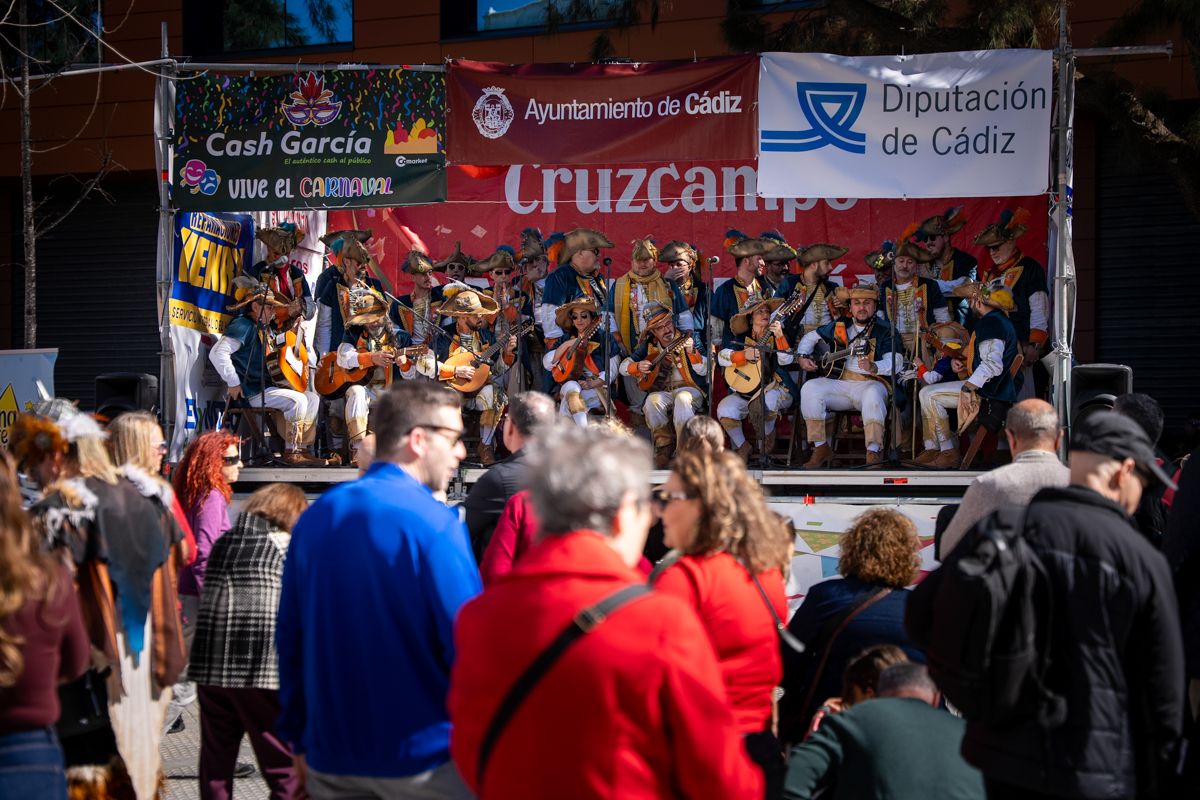 Domingo de Piñata: Cádiz vibra entre coplas, coros, gastronomía y la quema de la Bruja Piti al ritmo de la música electrónica