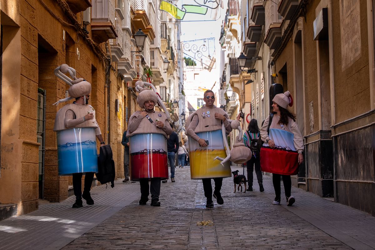 Domingo de Piñata: Cádiz vibra entre coplas, coros, gastronomía y la quema de la Bruja Piti al ritmo de la música electrónica