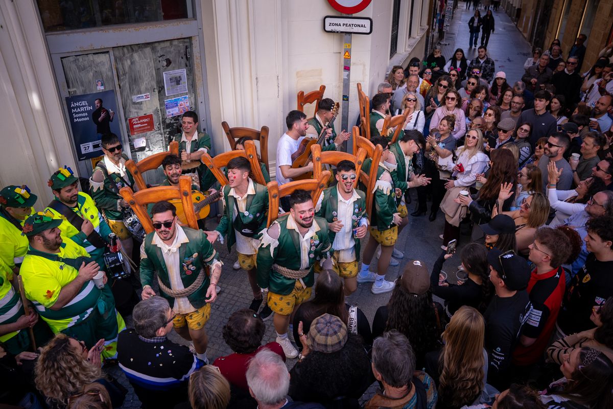 Domingo de Piñata: Cádiz vibra entre coplas, coros, gastronomía y la quema de la Bruja Piti al ritmo de la música electrónica