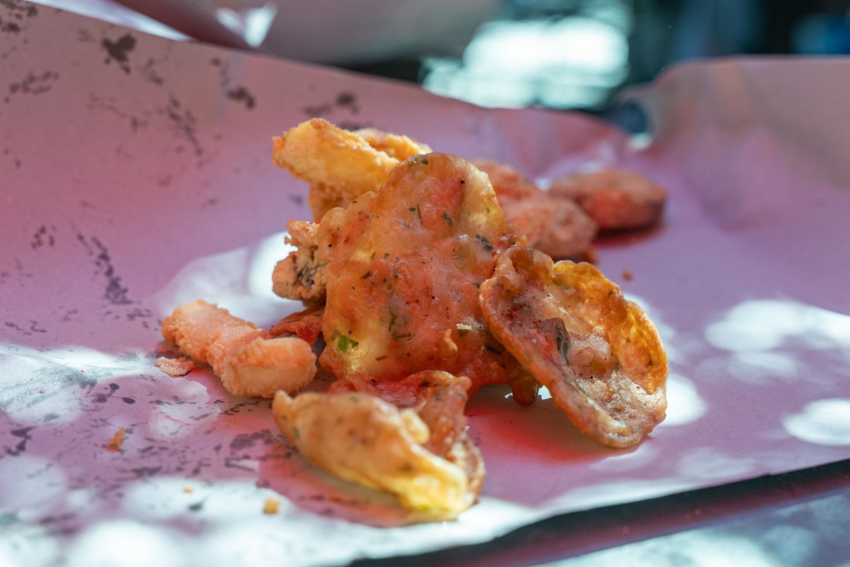 Domingo de Piñata: Cádiz vibra entre coplas, coros, gastronomía y la quema de la Bruja Piti al ritmo de la música electrónica