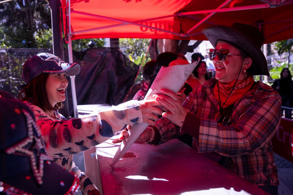 Domingo de Piñata: Cádiz vibra entre coplas, coros, gastronomía y la quema de la Bruja Piti al ritmo de la música electrónica