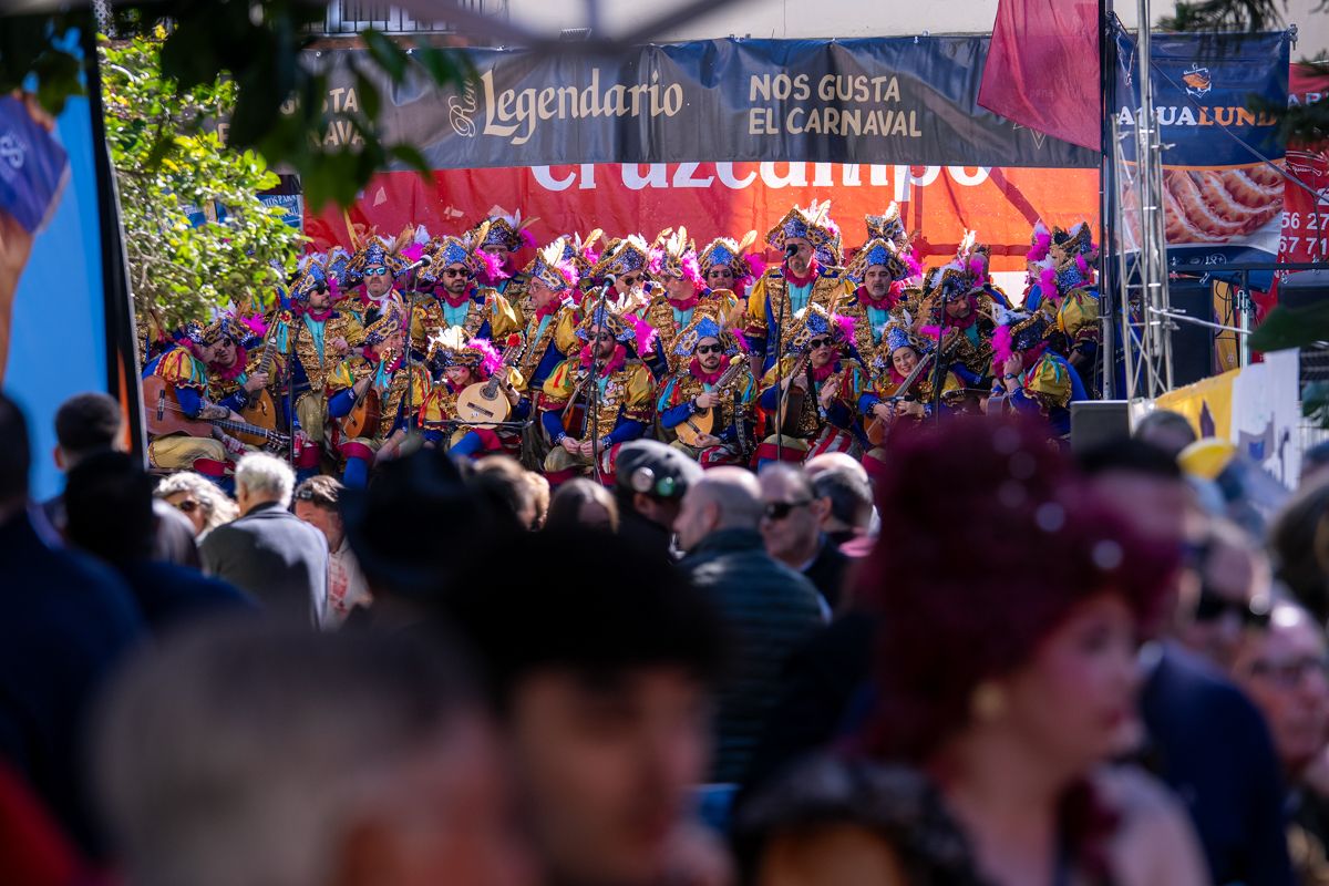 Domingo de Piñata: Cádiz vibra entre coplas, coros, gastronomía y la quema de la Bruja Piti al ritmo de la música electrónica