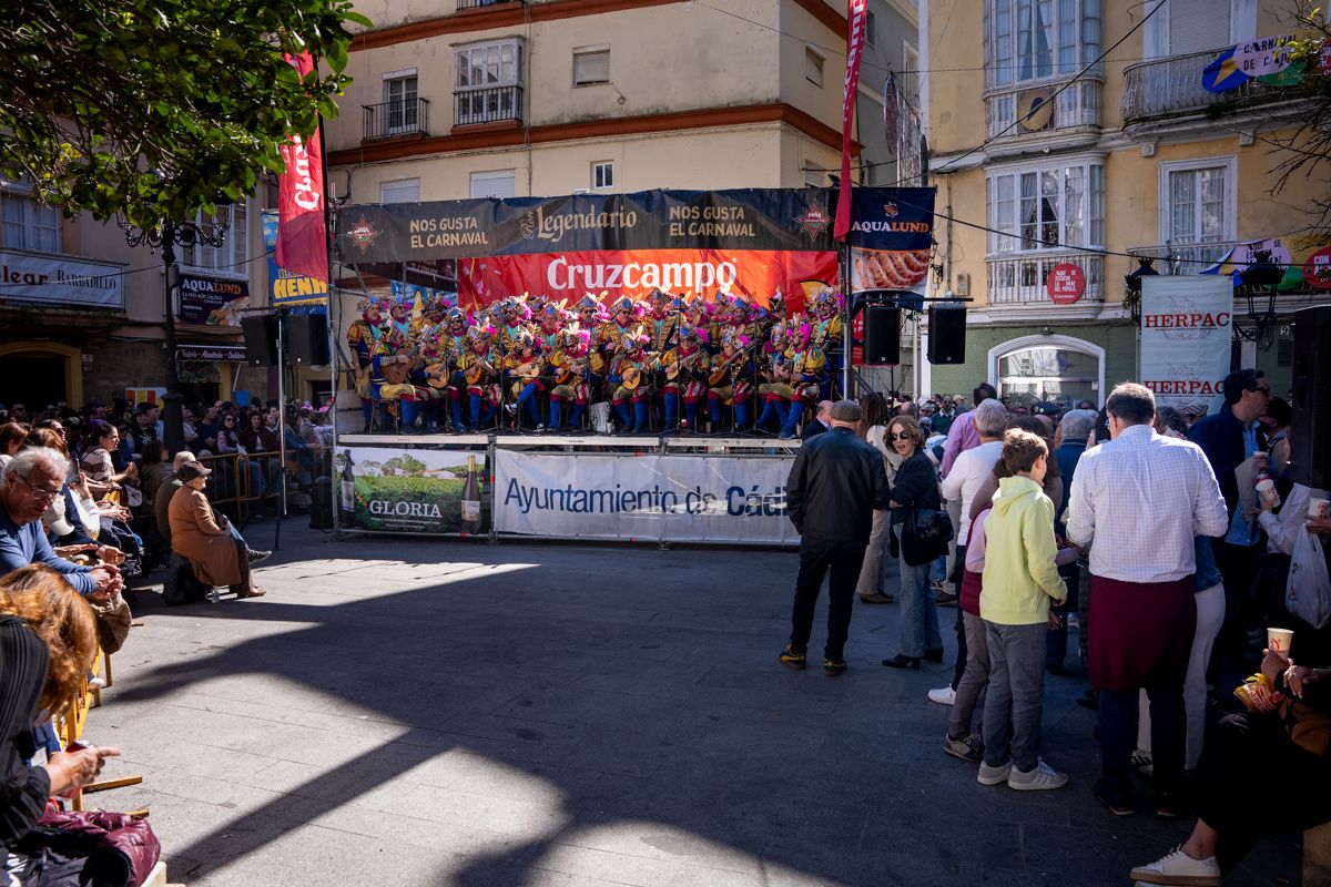 Domingo de Piñata: Cádiz vibra entre coplas, coros, gastronomía y la quema de la Bruja Piti al ritmo de la música electrónica