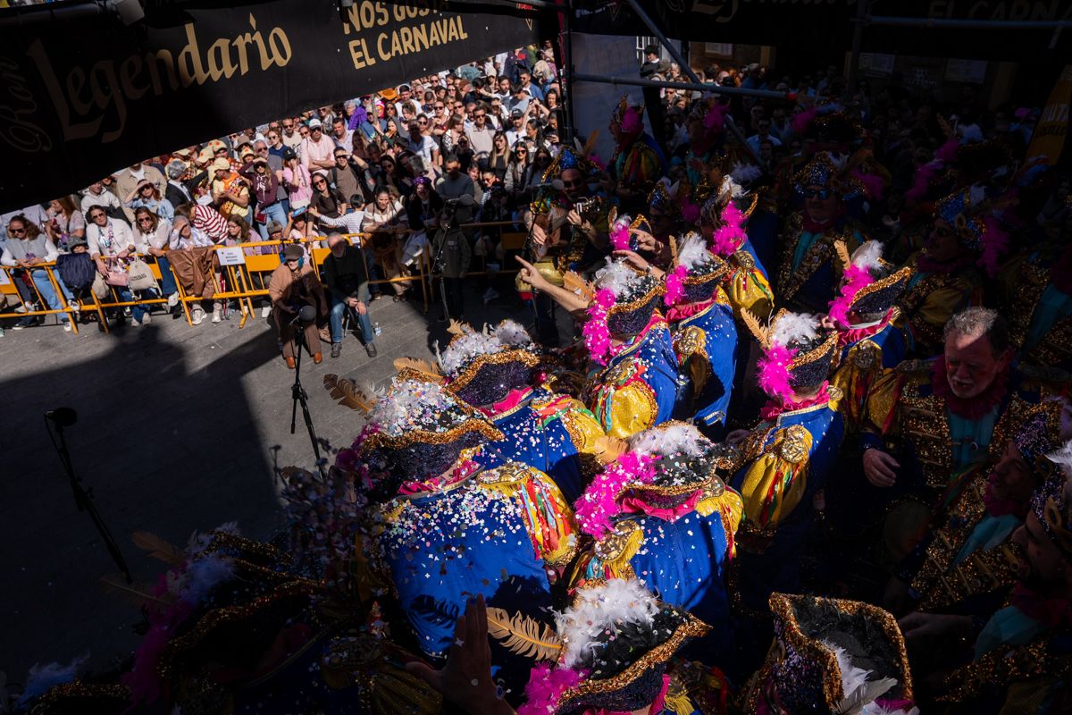 Domingo de Piñata: Cádiz vibra entre coplas, coros, gastronomía y la quema de la Bruja Piti al ritmo de la música electrónica