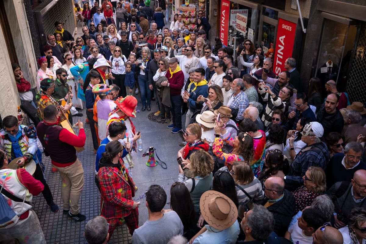 Domingo de Piñata: Cádiz vibra entre coplas, coros, gastronomía y la quema de la Bruja Piti al ritmo de la música electrónica