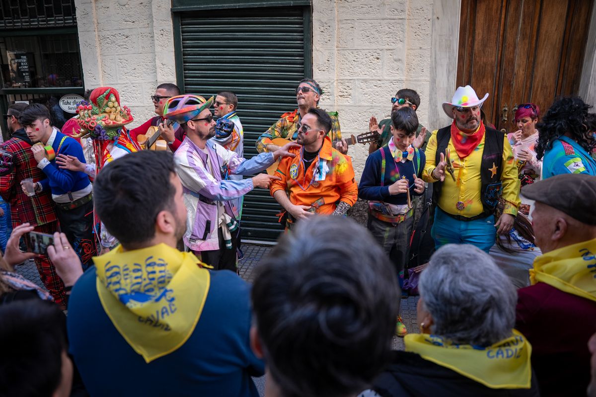 Domingo de Piñata: Cádiz vibra entre coplas, coros, gastronomía y la quema de la Bruja Piti al ritmo de la música electrónica