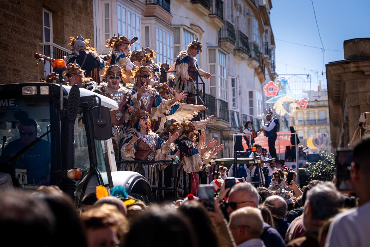 Domingo de Piñata: Cádiz vibra entre coplas, coros, gastronomía y la quema de la Bruja Piti al ritmo de la música electrónica