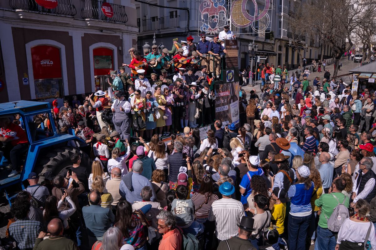 Domingo de Piñata: Cádiz vibra entre coplas, coros, gastronomía y la quema de la Bruja Piti al ritmo de la música electrónica