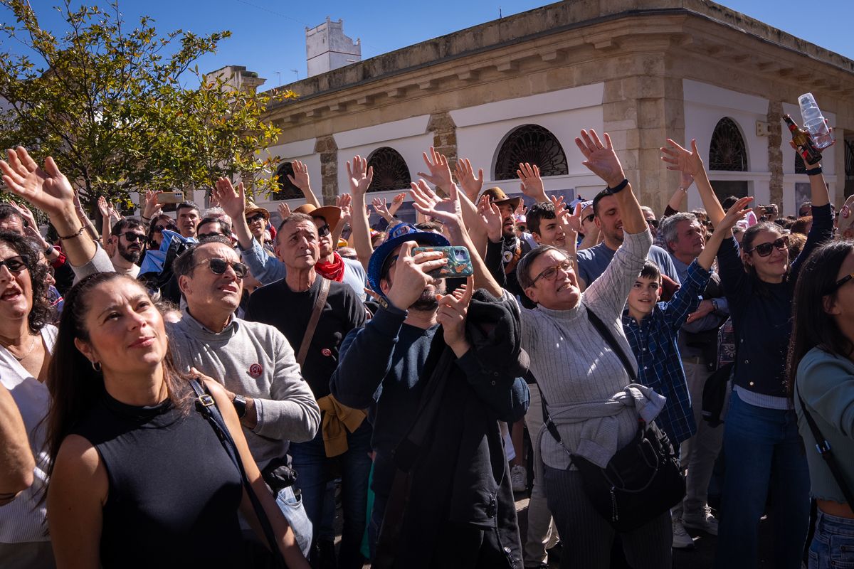 Domingo de Piñata: Cádiz vibra entre coplas, coros, gastronomía y la quema de la Bruja Piti al ritmo de la música electrónica