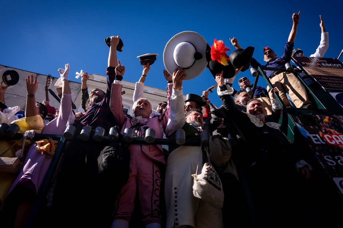 Domingo de Piñata: Cádiz vibra entre coplas, coros, gastronomía y la quema de la Bruja Piti al ritmo de la música electrónica