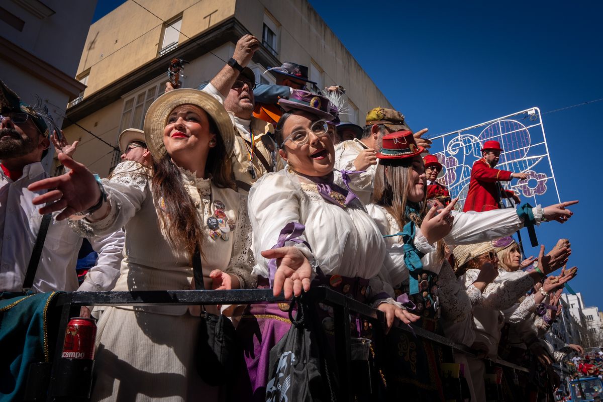 Domingo de Piñata: Cádiz vibra entre coplas, coros, gastronomía y la quema de la Bruja Piti al ritmo de la música electrónica