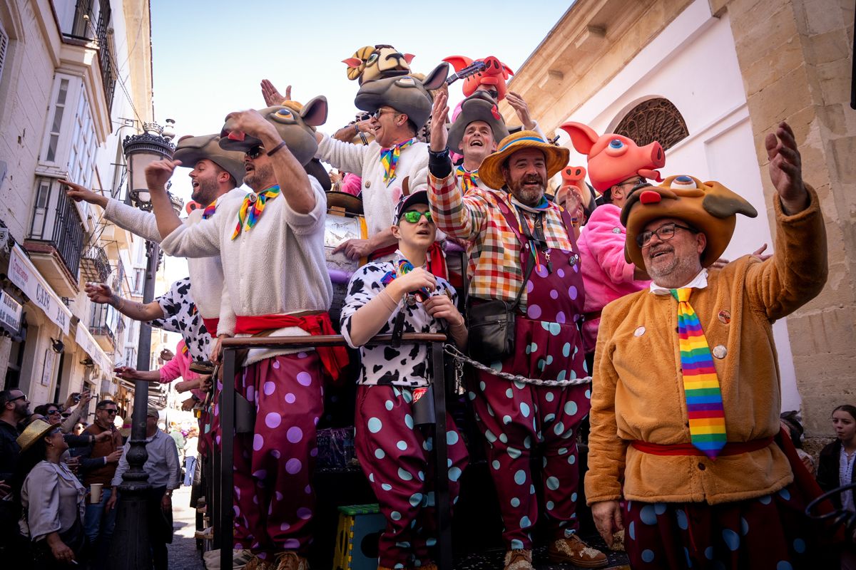 Domingo de Piñata: Cádiz vibra entre coplas, coros, gastronomía y la quema de la Bruja Piti al ritmo de la música electrónica
