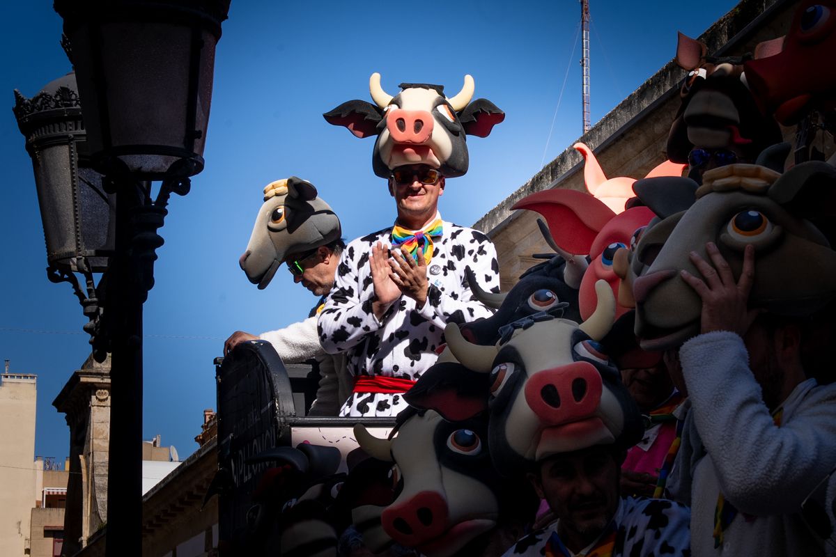 Domingo de Piñata: Cádiz vibra entre coplas, coros, gastronomía y la quema de la Bruja Piti al ritmo de la música electrónica