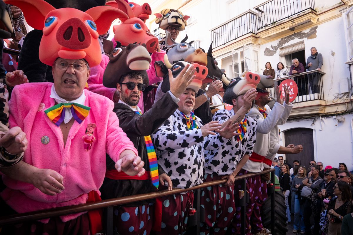 Domingo de Piñata: Cádiz vibra entre coplas, coros, gastronomía y la quema de la Bruja Piti al ritmo de la música electrónica