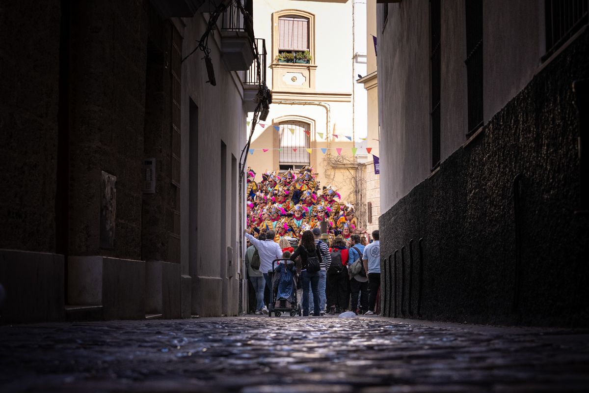 Domingo de Piñata: Cádiz vibra entre coplas, coros, gastronomía y la quema de la Bruja Piti al ritmo de la música electrónica