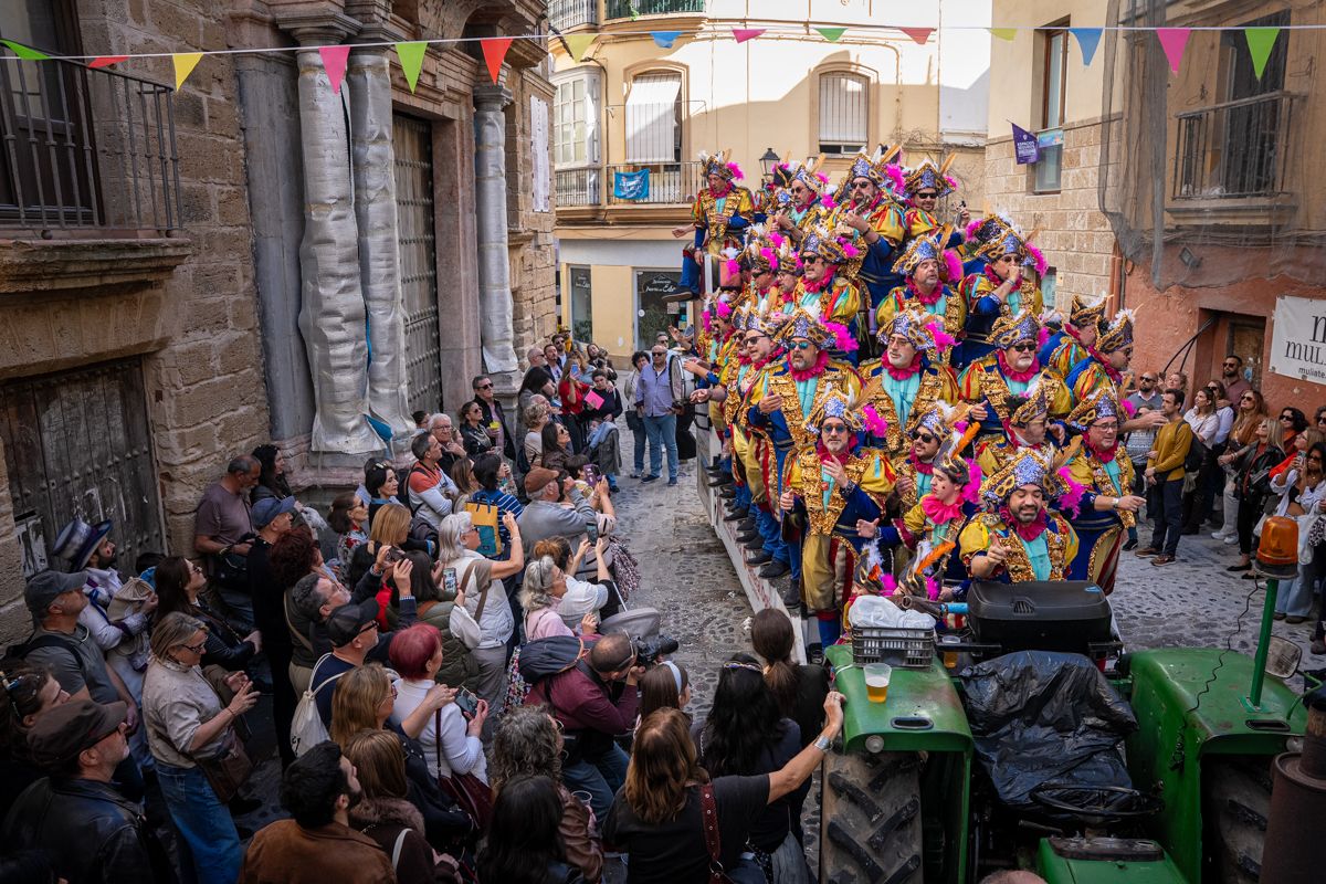 Domingo de Piñata: Cádiz vibra entre coplas, coros, gastronomía y la quema de la Bruja Piti al ritmo de la música electrónica