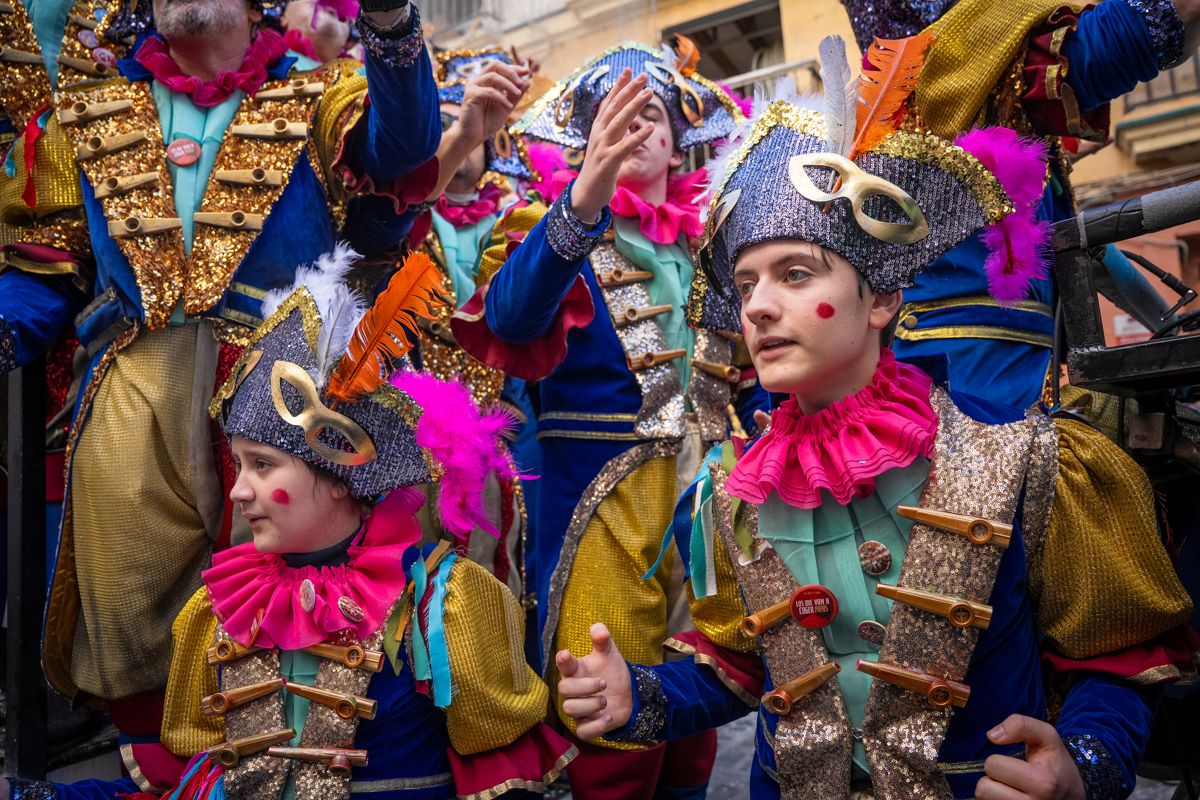Domingo de Piñata: Cádiz vibra entre coplas, coros, gastronomía y la quema de la Bruja Piti al ritmo de la música electrónica