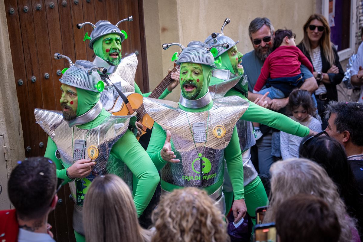 Domingo de Piñata: Cádiz vibra entre coplas, coros, gastronomía y la quema de la Bruja Piti al ritmo de la música electrónica