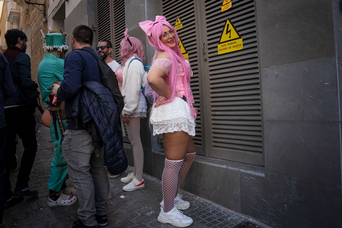 Domingo de Piñata: Cádiz vibra entre coplas, coros, gastronomía y la quema de la Bruja Piti al ritmo de la música electrónica