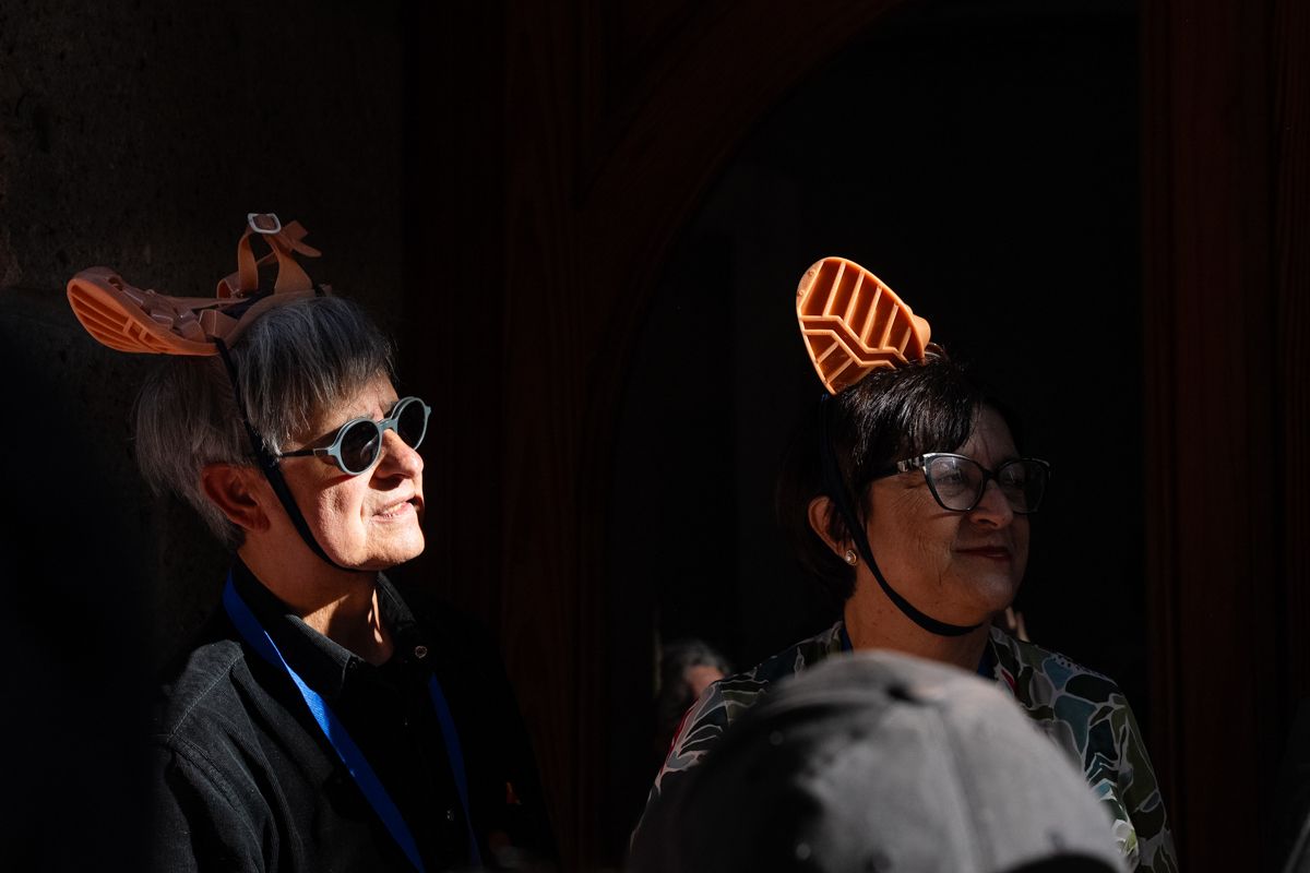 Domingo de Piñata: Cádiz vibra entre coplas, coros, gastronomía y la quema de la Bruja Piti al ritmo de la música electrónica