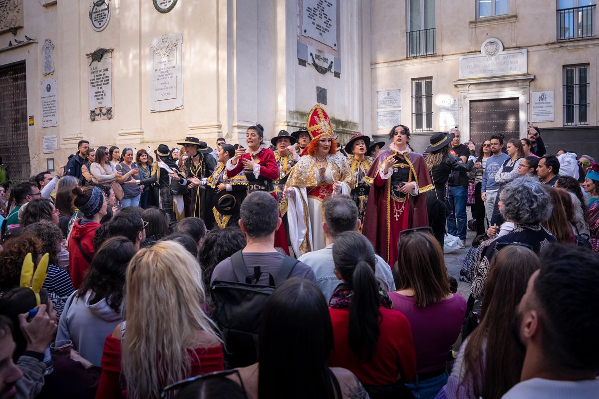 Domingo de Piñata: Cádiz vibra entre coplas, coros, gastronomía y la quema de la Bruja Piti al ritmo de la música electrónica
